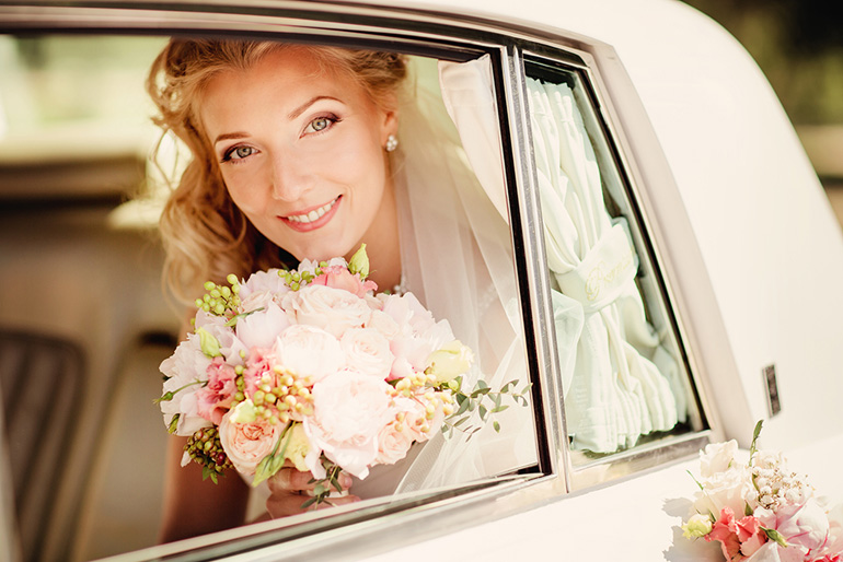 Фотосъёмка невесты с букетом, свадебная фотография