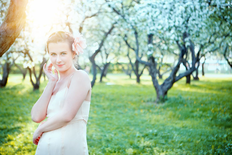 Фотосъёмка невесты в весеннем парке, свадебная фотография