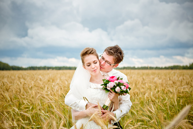 Фотосъёмка молодоженов в поле, свадебная фотография