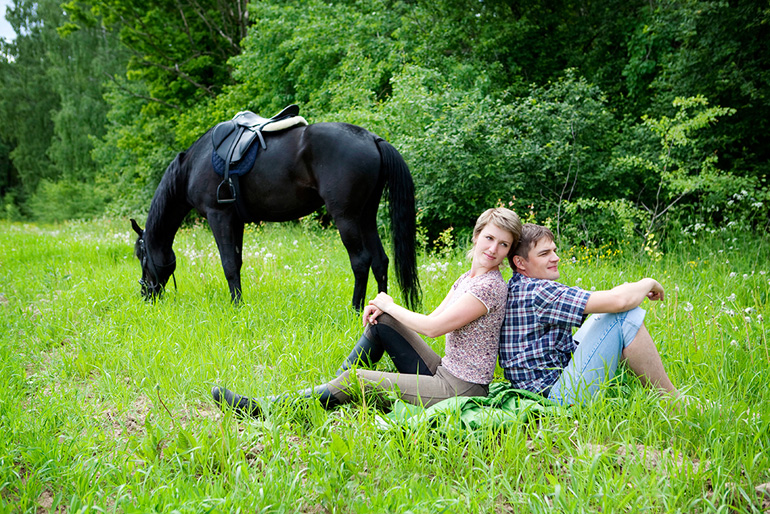 Фотосъёмка Love Story - двое на лесной полянке, фотосессия для двоих.